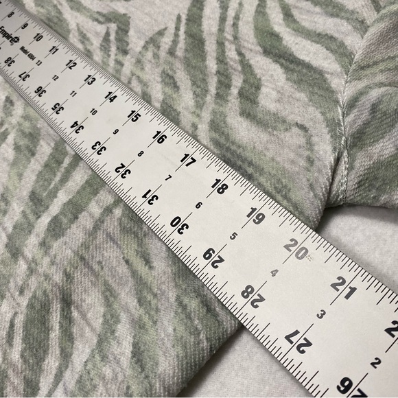 NWT CATO Green/Gray Animal Print Pullover Crew Sweatshirt Size M #0941 - Picture 4 of 11